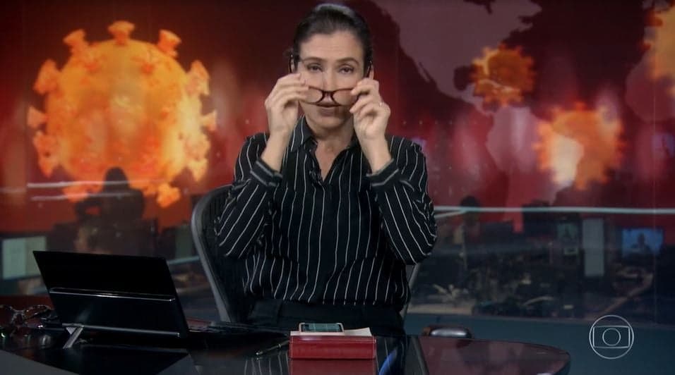 Renata Vasconcellos se atrapalha inteira em chamada ao vivo, troca óculos às pressas e imagem vai ao ar