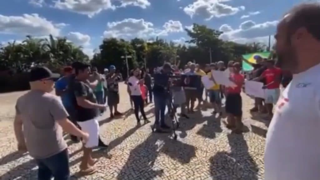 Jornalistas da Globo são humilhados em praça pública e expulsos aos gritos de "lixo"