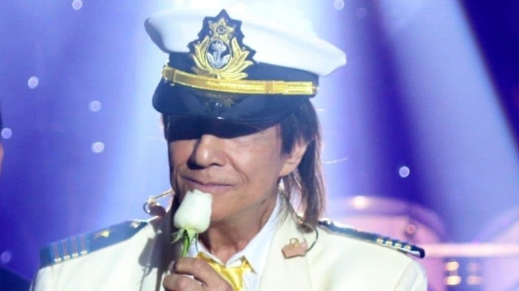 Roberto Carlos, depois tirar fãs da porta de casa e expulsar vizinhos, se declara a parceiro: "Emoção"