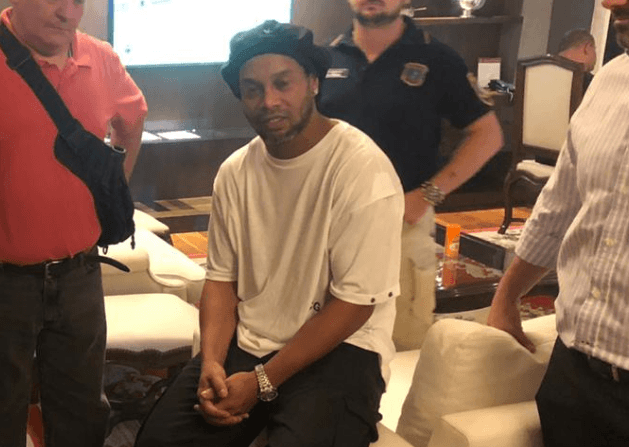 Ronaldinho Gaúcho é preso no Paraguai após usar passaporte falso e fugir de multa