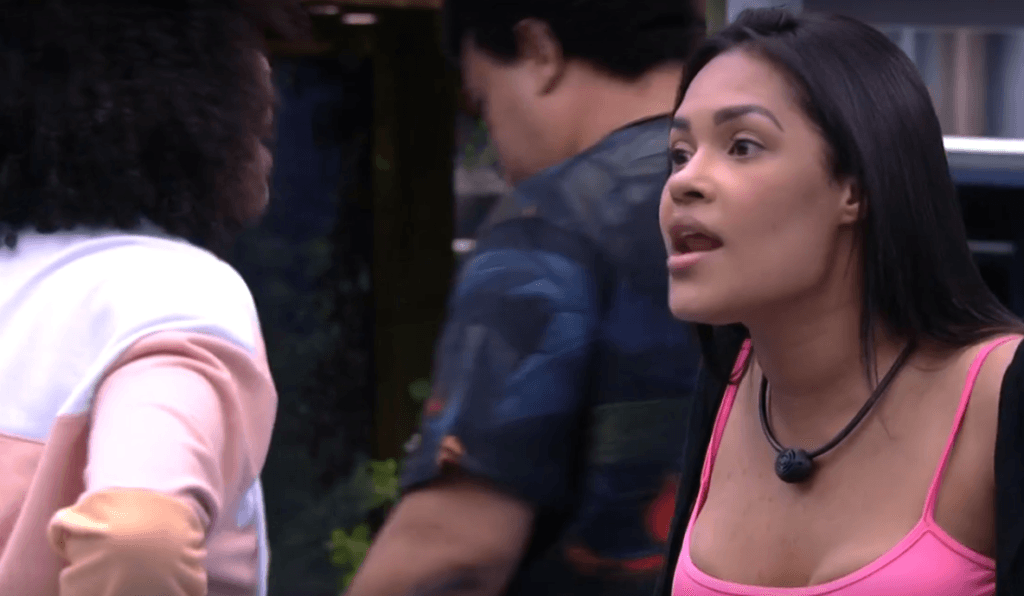 BBB20: Thelma e Flayslane partem para a briga e se ofendem em gritaria: "Interesseira"