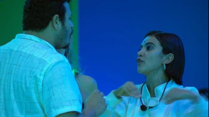 Ex-apresentador da RedeTV!, pai de Manu Gavassi defende cantora e ataca rival no BBB20: “Macho escroto”