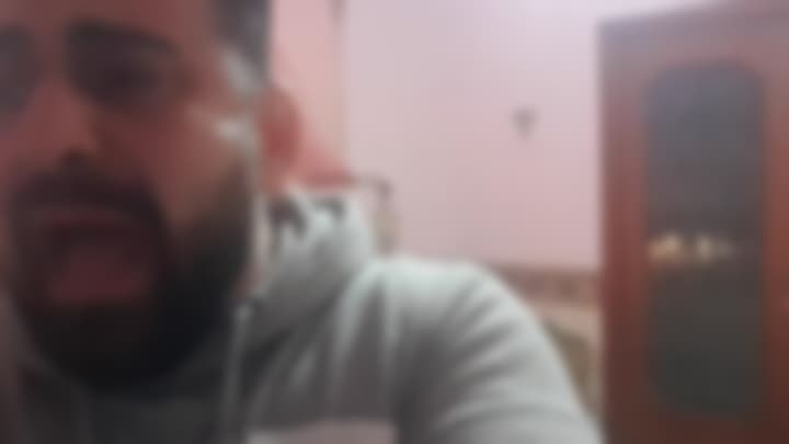 Ator fica preso em casa com corpo da irmã morta por coronavírus e expõe tudo: “Estamos arruinados”