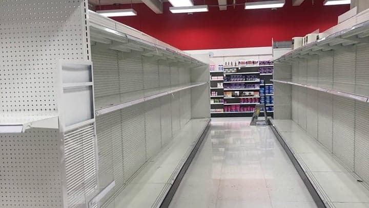 Pânico! Atriz expõe supermercado com prateleiras vazias por causa do coronavírus