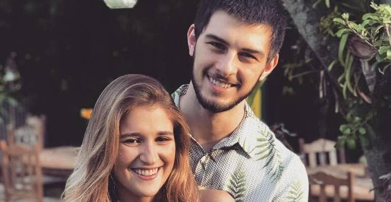 Vinicius Bonemer, o filho de William Bonner e Fátima Bernardes, junto com a namorada, a jovem Thalita Martins