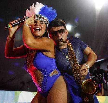 Após negar fielmente, Gretchen assume romance com saxofonista e recebe elogio: "Espetacular"