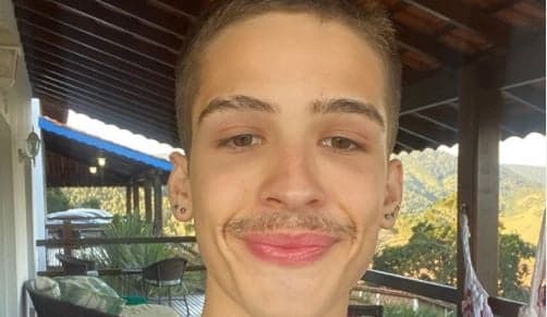 João Guilherme, filho de Leonardo, surge com shorts agarrado, tira a roupa e público não acredita: "Sério mesmo"