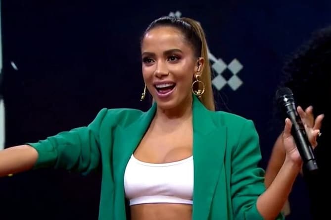 Anitta pega fãs de surpresa e anuncia estreia do seu novo programa ao vivo na TV durante a quarentena