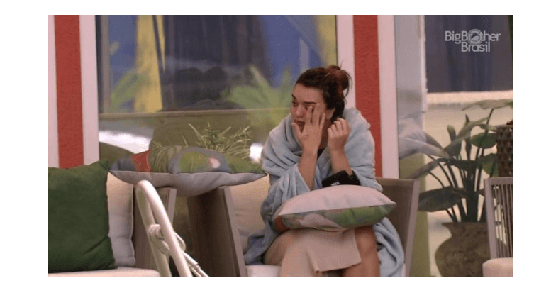 BBB 20: Rafa chora, relembra momento da infância e fala sobre confinamento