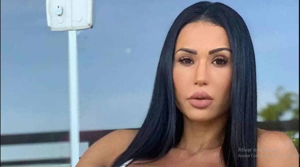 Gracyanne Barbosa surge com biquíni micro de fita e exibe marquinha secreta: "Isso é possível?"