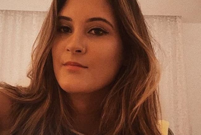 Filha de William Bonner e Fátima Bernardes posa com look vermelho e encanta os fãs