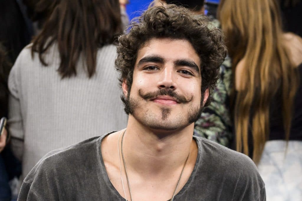 Após assumir namoro, Caio Castro pega público desprevenido e posta foto de surpresa: "Selfie com Grazi"