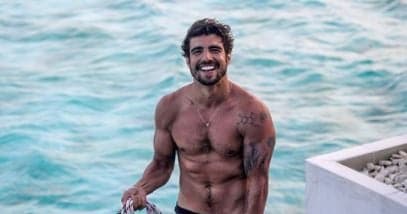 Caio Castro surge em foto sexy e rebate comentário de gato no Instagram: "Não sou gay"