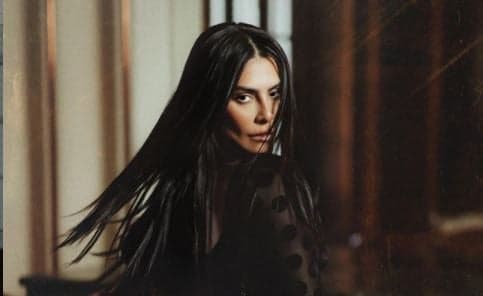 Após ataque, Cleo posa com look transparente e mostra tamanho exagerado da parte íntima: "É tudo seu?"