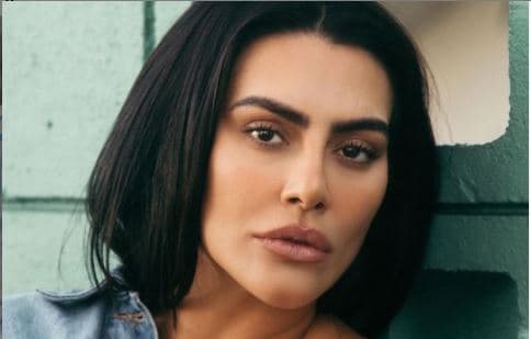 Após plástica mal sucedida, Cleo se expõe em foto e espanta público com aparência: "Que horror"
