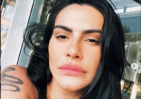 Cleo posta foto estranha e é atacada por conta da aparência: "Parece travesti de 60 anos"