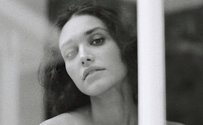 Débora Nascimento tem foto apenas de calcinha fio-dental divulgada e marmanjos piram: "Que mulher maravilhosa"