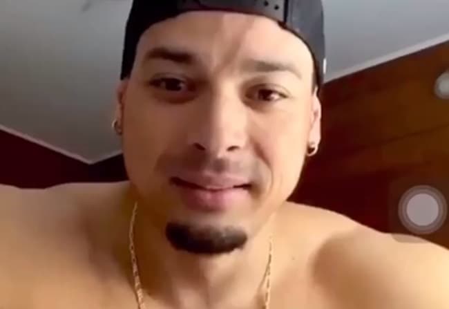 Felipe Franco aparece em público tirando roupa e leva bronca da mãe: "Pouca vergonha"