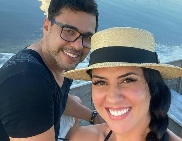 Noiva de Zezé, após ficar com calcinha atracada, tem vídeo só de toalha que quase mostra partes íntimas: "Delícia"