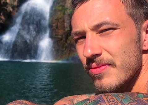 Gabriel Cartolano, o galã do Fofocalizando, deixa tudo marcado em foto e imagem viraliza na web: “Coxudo gostoso”