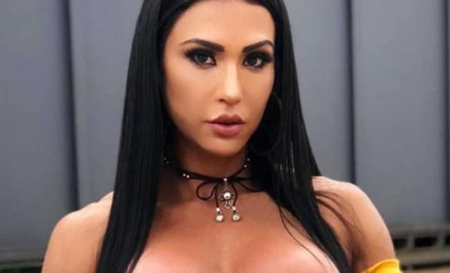 Após confirmar crise no casamento com Belo, Gracyanne Barbosa exibe os seios avantajados em super decote