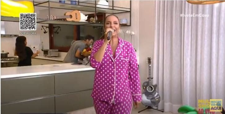 Ivete Sangalo faz live de pijama e público ridiculariza cantores que gastaram com grandes produções