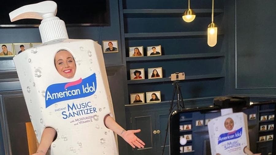 Katy Perry choca ao aparecer de forma inusitada no American Idol