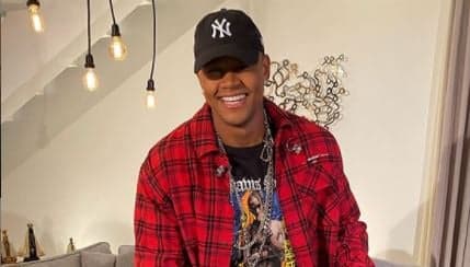 Após bomba com ex, Léo Santana surge em foto sexy e espanta ao se revelar: "Grande homem"