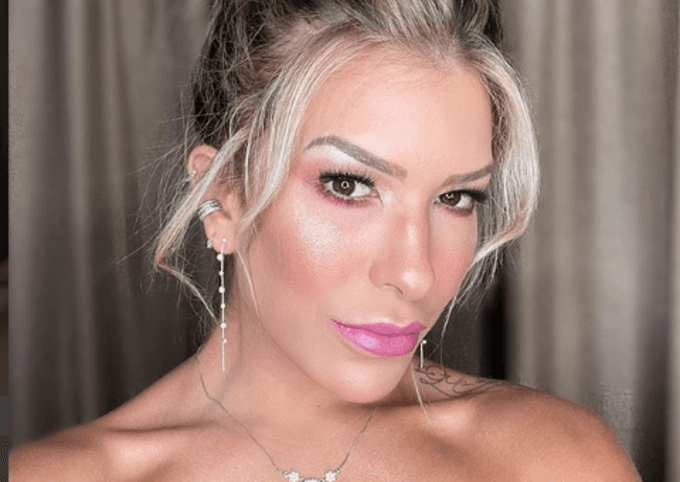 Lorena Improta, solteira após separação de Léo Santana, fica carente e é flagrada com objeto erótico em foto