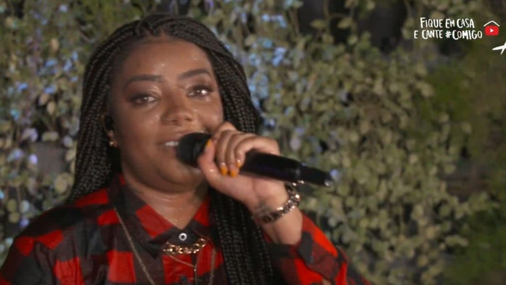 Ludmilla sofre acidente doméstico ao anunciar apoio a Manu Gavassi ao vivo e interferência de Anitta é escancarada: “a cara dela”