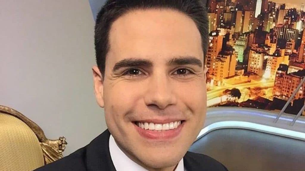 Escondendo relacionamento, Luiz Bacci expõe saudade de pessoa e foto confirma caso: "Tô louco pra ver você"