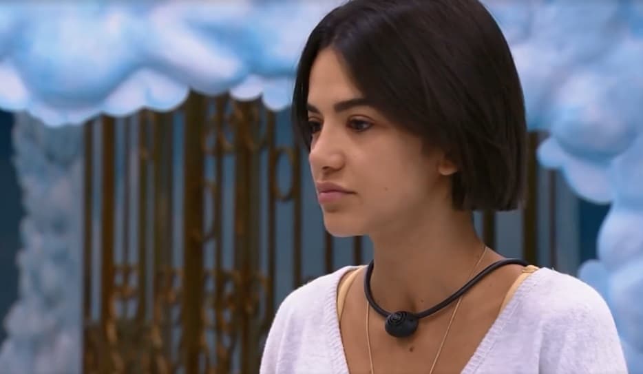 Manu Gavassi, após ser exposta por Gizelly, está atolada em dívidas, é cobrada publicamente e Marquezine se envolve