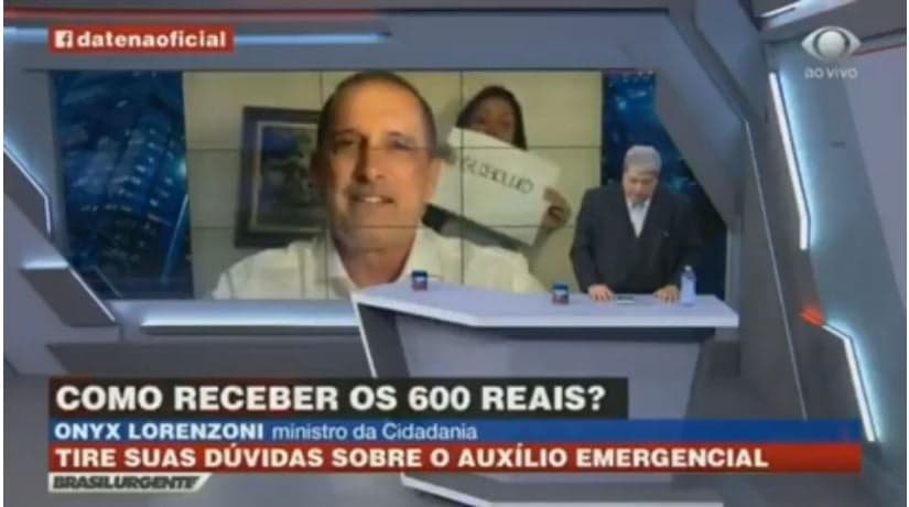 Ao vivo, mulher invade programa de Datena, xinga Globo e apresentador fica sem reação