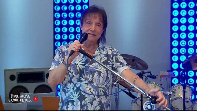 Ao vivo, Roberto Carlos abandona público em meio à show e é menosprezado: "Saiu do nada"