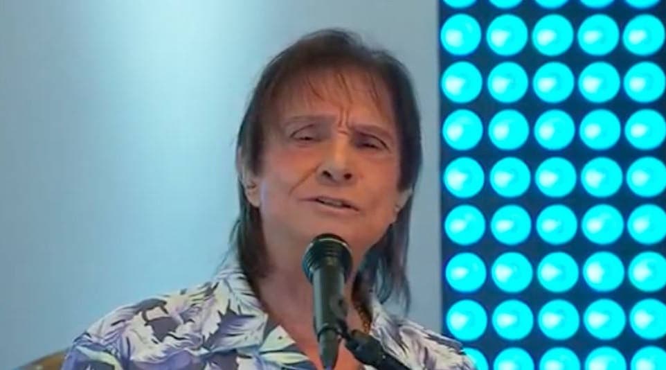 Roberto Carlos tem foto vazada após transmissão ao vivo, imagem repercute e público dispara: “Não esperava”
