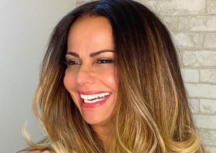 Passada! Foto antiga de Viviane Araújo expõe mudança radical no visual e web não consegue acreditar: “Outra pessoa”