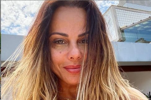 Viviane Araújo surge de biquíni minúsculo em foto e expõe demais: "Não depila"