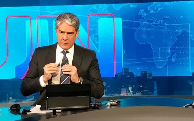 William Bonner é vítima de constrangimento no JN, fica sem ter onde enfiar a cara e responde: “Consegui errar”