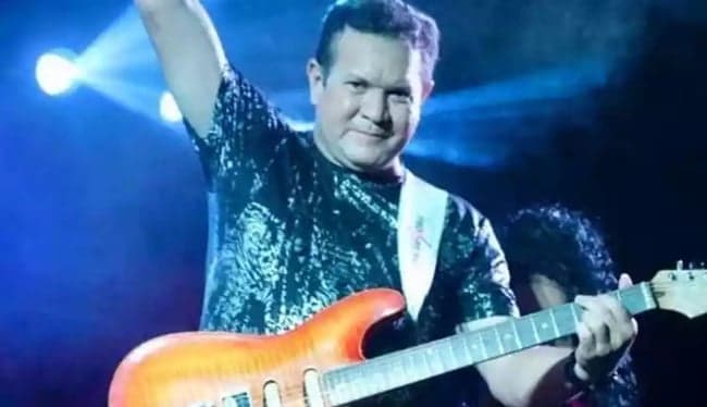 Após sumiço, Ximbinha reaparece em vídeo dando guitarrada em fãs