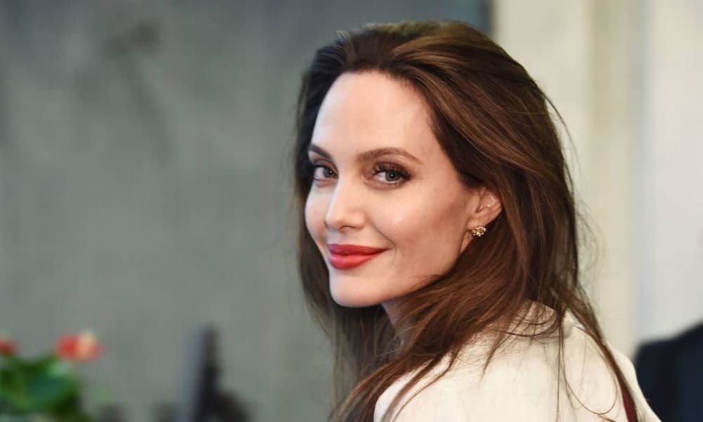 Sobre relação com Angelina Jolie, Val Kilmer diz: "mal podia esperar para beijar ela"