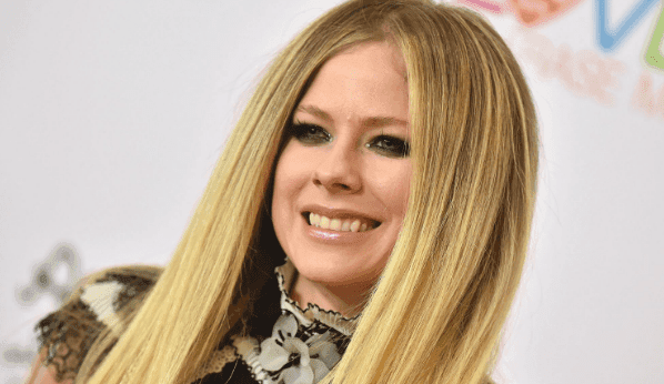 Avril Lavigne se solidariza, muda letra e regrava single para falar sobre pandemia: "vamos sobreviver"