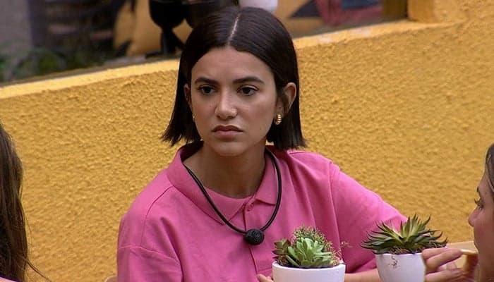 Manu se depara com Marcela e Gizelly cumprindo castigo do monstro e faz duras criticas: "Desumano"