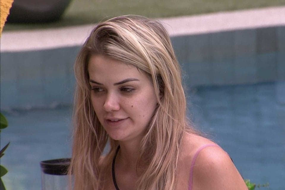 BBB20: Marcela não aguenta pressão, briga com haters no Instagram e é defendida por Daniel: "Quem viveu sabe"