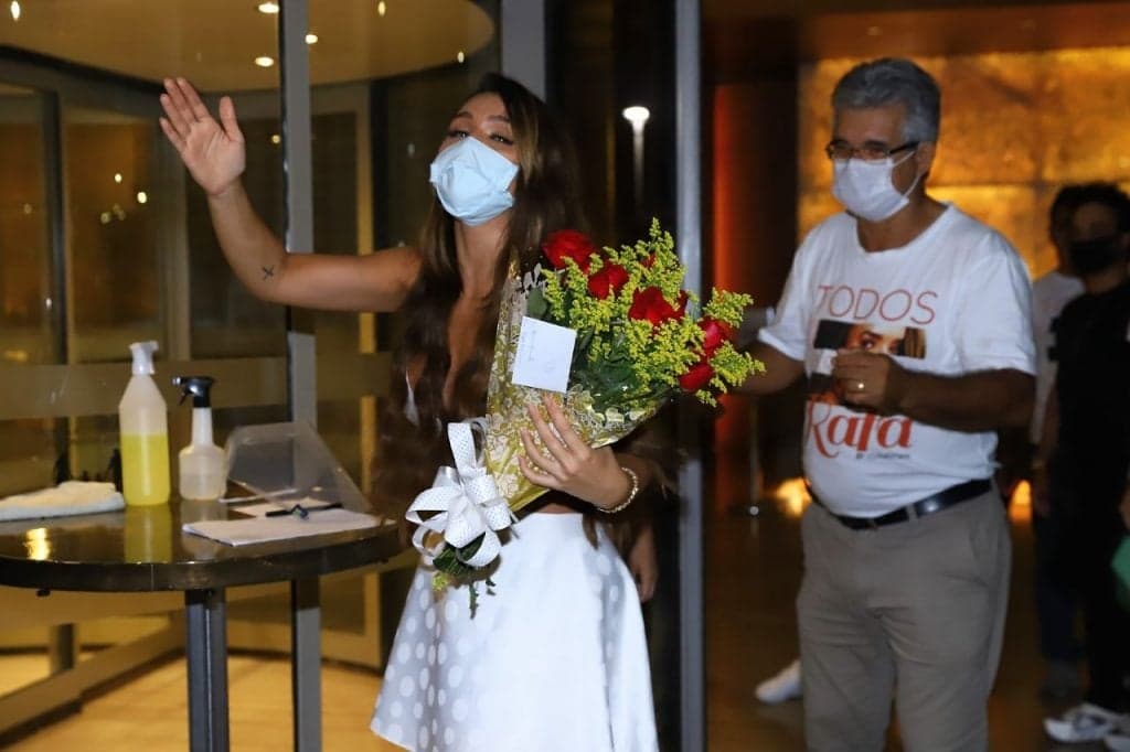 Fãs de Rafa Kalimann furam a quarentena, fazem aglomeração em hotel e deixam sister desesperada
