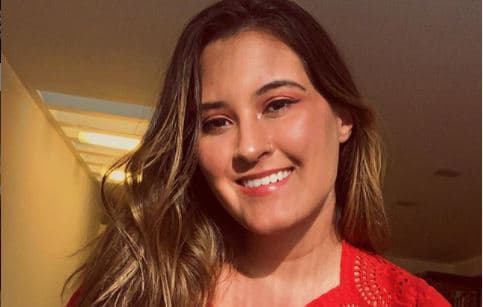 Bia Bonemer, filha de William Bonner e Fátima, surge só de biquini e dá recado para rapaz de sunga: "Saudade"