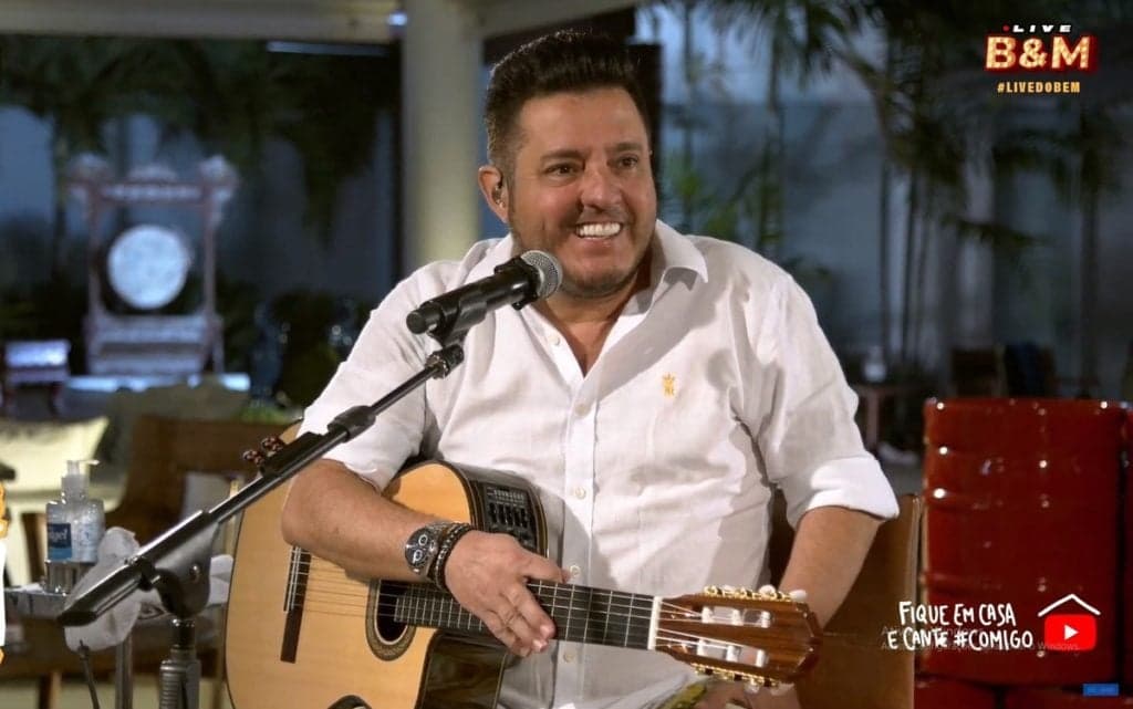Bruno faz show clandestino e é criticado