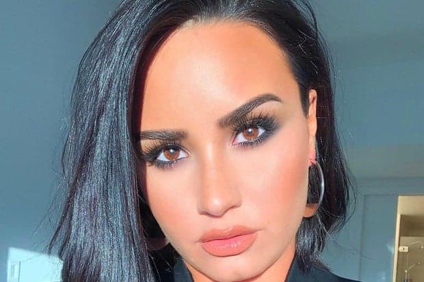 Demi Lovato tem foto comprometedora vendida na web, surpreende-se e enlouquece: "merd*"
