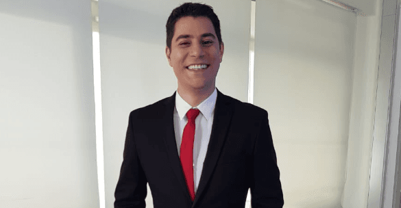Evaristo Costa posa sem calça e provoca fãs com registro ousado: "Feliz dia do jornalista"