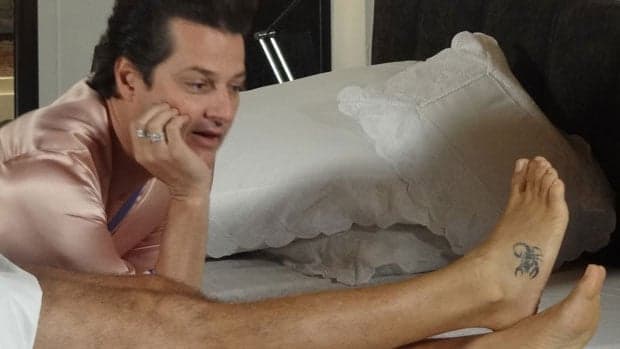 Fina Estampa: Crô tenta esconder amante misterioso e se desespera com flagra; confira