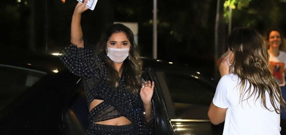 BBB20: Gizelly sai mascarada para atender os fãs após puxão de orelha de Fernanda Keulla na Globo